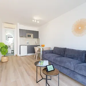  Apartment Homeforguest Moderno En Spanien